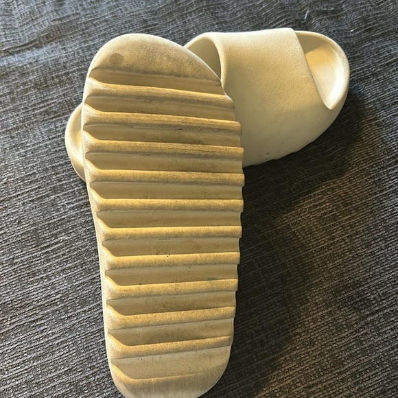 Men’s Yeezy slides - Picture 3 of 4